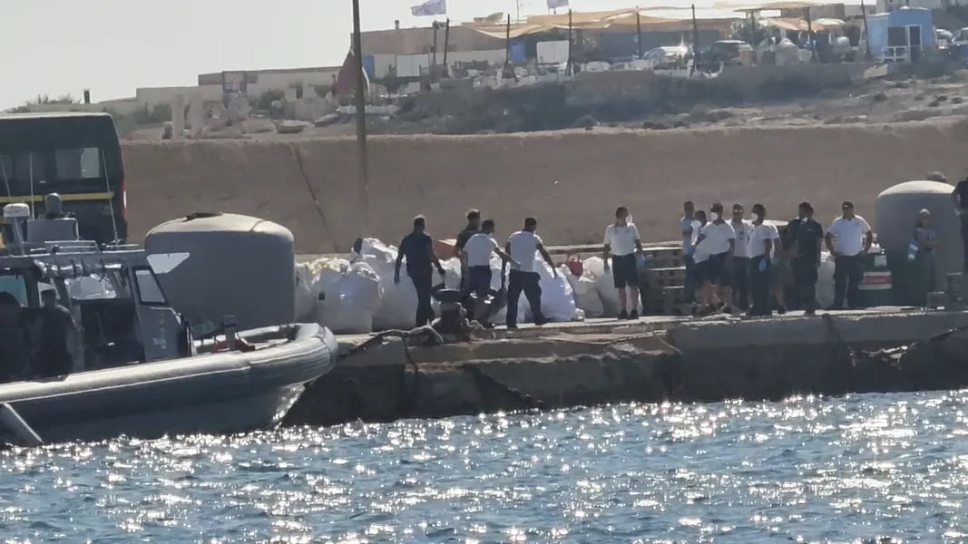 Италия қирғоқлари яқинида юзлаб мигрантлар бўлган қайиқ ағдарилиб кетди