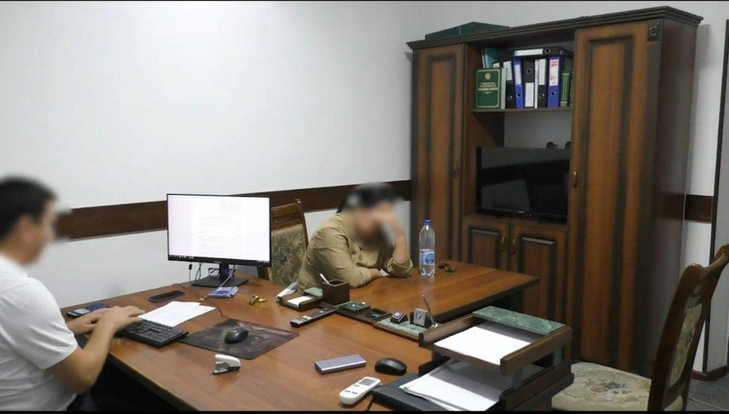 Jizzaxda maktab direktori o‘qituvchilarni ishga joylashtirish uchun pora olayotganida ushlandi