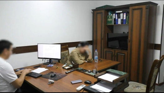 Jizzaxda maktab direktori o‘qituvchilarni ishga joylashtirish uchun pora olayotganida ushlandi