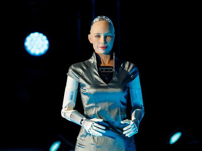 Хитойда аёлнинг ўрнини боса оладиган робот яратилди