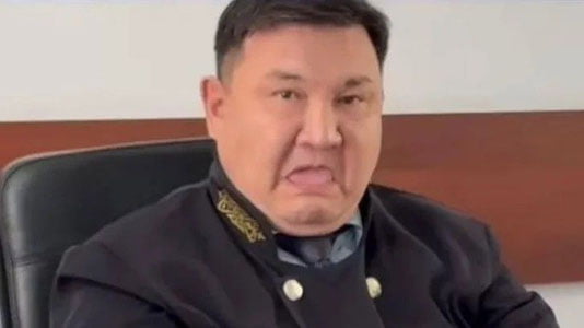 Қозоғистонда судья журналистларга тилини чиқарди