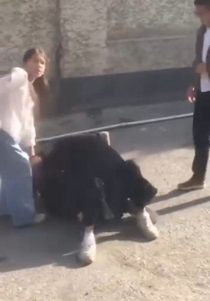 Andijonda ikki maktab qizi o‘rtasidagi bahs mushtlashuvga aylandi