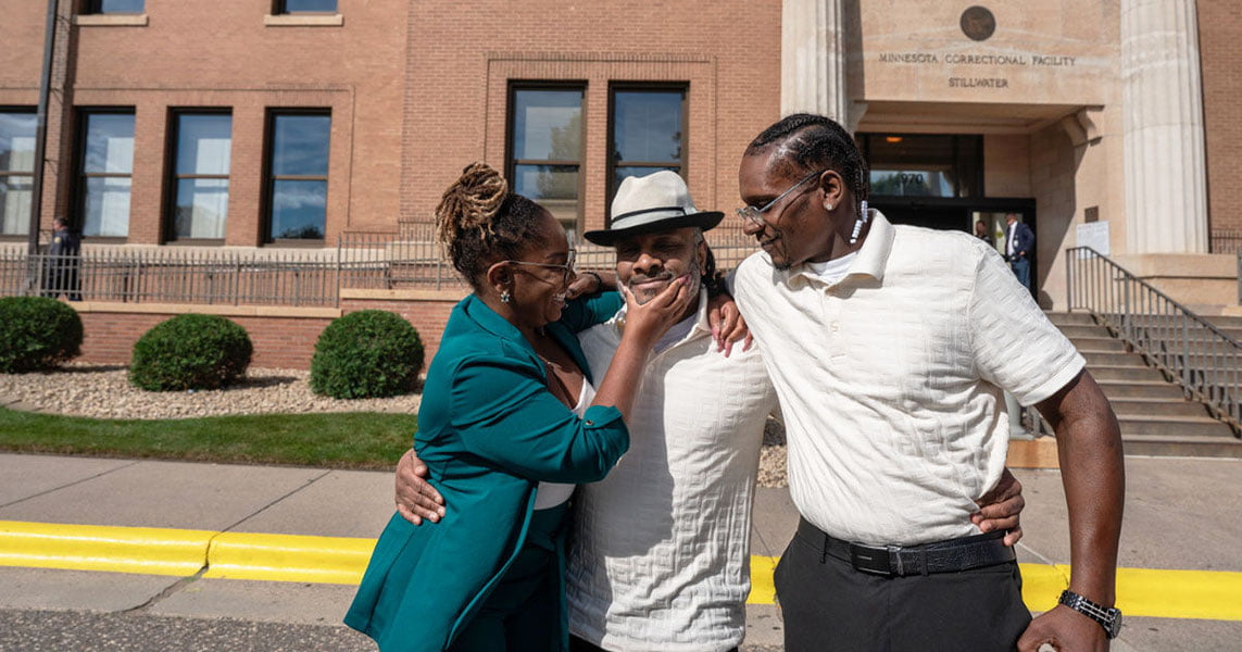 AQShda 27 yil soxta ayblov bilan qamoqda o‘tirgan erkak oqlandi