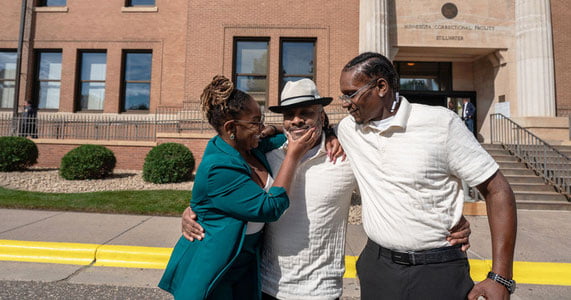 AQShda 27 yil soxta ayblov bilan qamoqda o‘tirgan erkak oqlandi