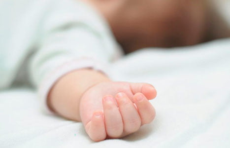 Ҳиндистонда чақалоқ қорнидан икки ҳомила олиб ташланди