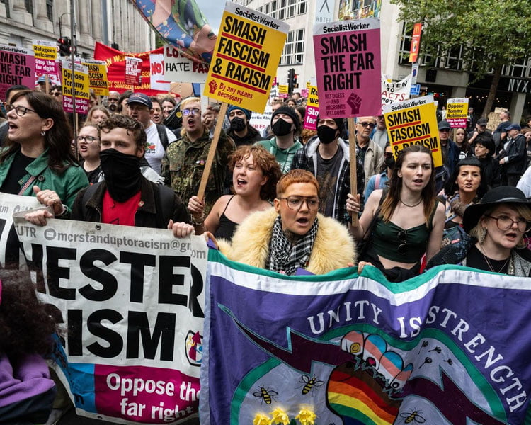 Лондонда иммиграцияга қарши 110 минг кишилик намойиш бўлиб ўтди