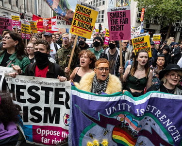 Лондонда иммиграцияга қарши 110 минг кишилик намойиш бўлиб ўтди