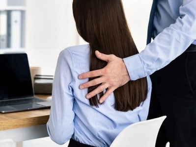 Сирдарёда Солиқ инспекцияси бошлиғи тадбиркор аёлга шилқимлик қилгани учун ишдан олинди