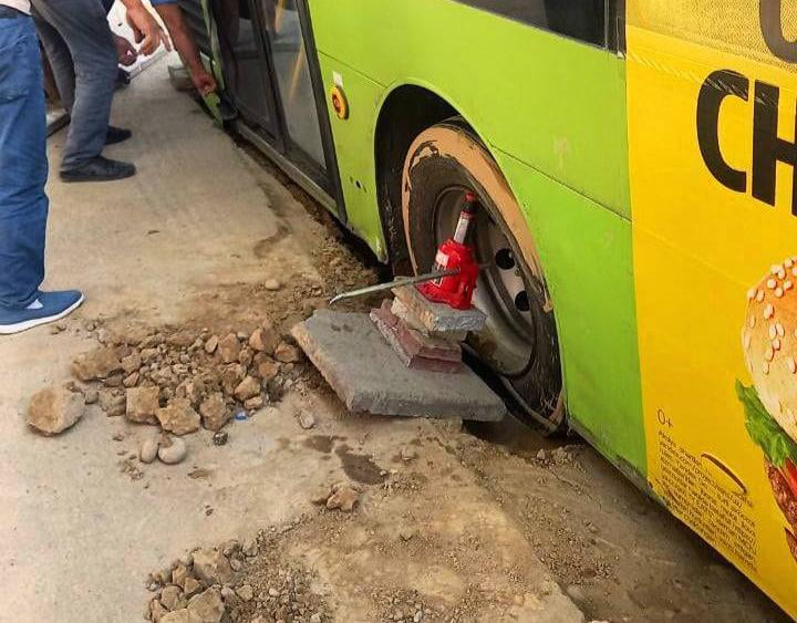 Toshkentda avtobus cho‘kkan yo‘lga tushib ketdi
