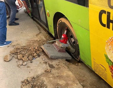 Toshkentda avtobus cho‘kkan yo‘lga tushib ketdi