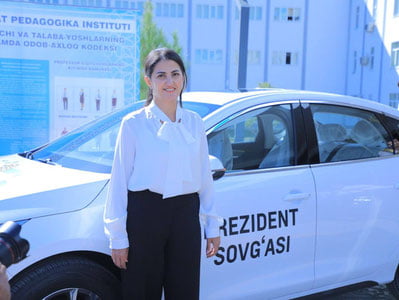Xorijdan kelgan taklifni rad etib, qishloqda dars berayotgan buxorolik oʻqituvchiga avtomobil sovgʻa qilindi