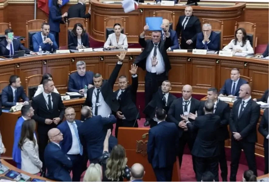 Албанияда сунъий интеллект вазирининг чиқиши мухолифат норозилигига сабаб бўлди