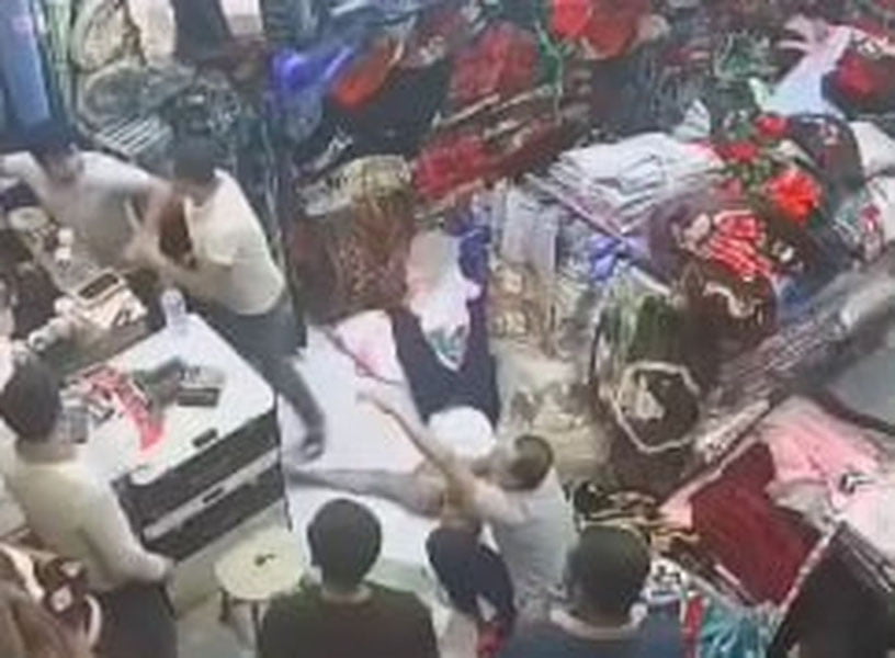 Samarqanddagi do‘konda sotuvchi kaltaklab ketildi