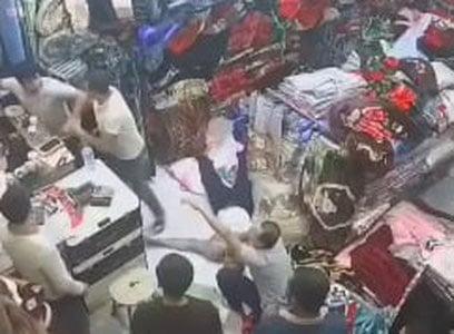 Samarqanddagi do‘konda sotuvchi kaltaklab ketildi