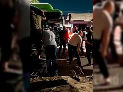 Тошкентда автобус ва юк машинаси тўқнашиб кетди