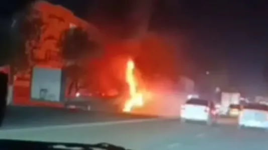 Тошкент вилоятида юк машинаси ва “Матиз” тўқнашиб, ёниб кетди