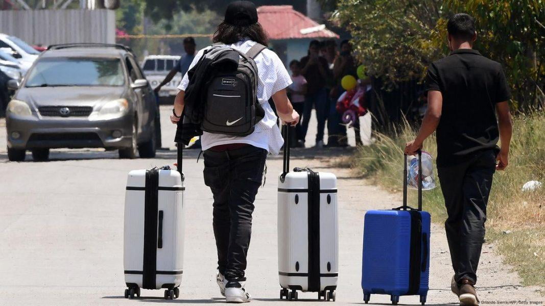 AQSh hukumati davlatdan ixtiyoriy ketayotgan o‘smir muhojirlarga 2500 dollar to‘laydi