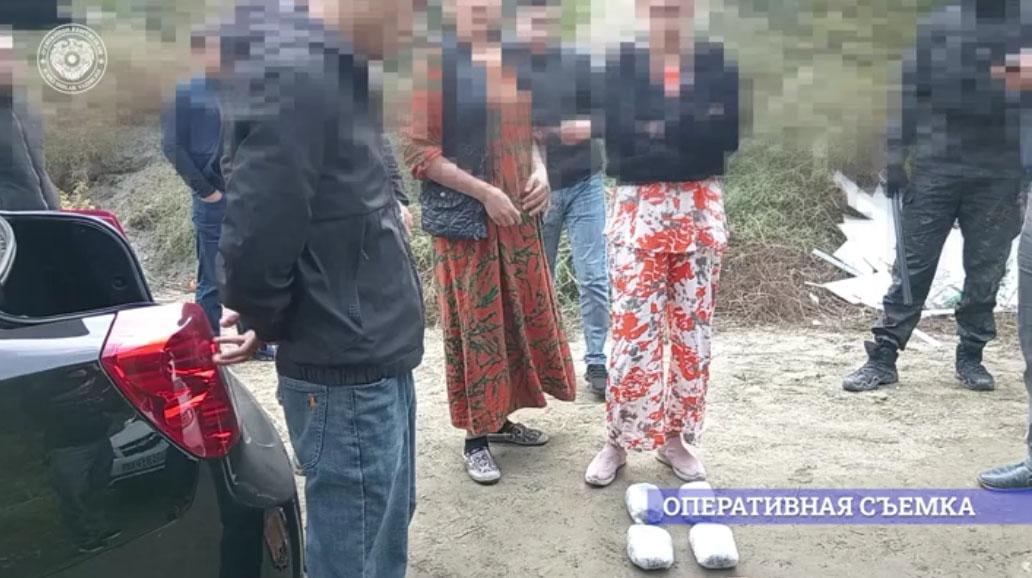 Тожикистон ва Қирғизистондан гиёҳванд моддалар олиб кирган трансчегаравий жиноий гуруҳ қўлга олинди