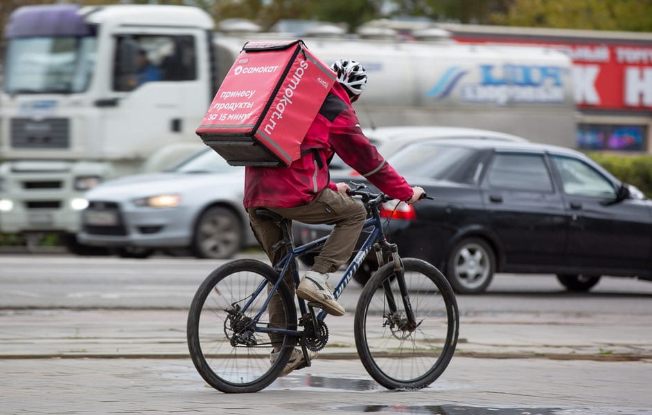 Россияда мусулмон курьерлар учун ҳалол бўлмаган маҳсулотларни ташишга чек қўйилди