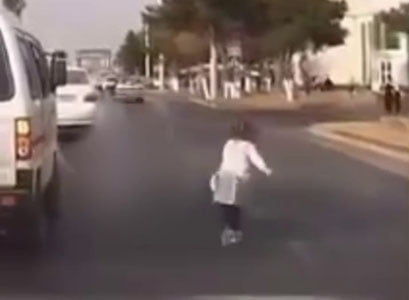 Toshkentda 4 yoshli qizcha harakatlanayotgan mashinadan tushib ketdi