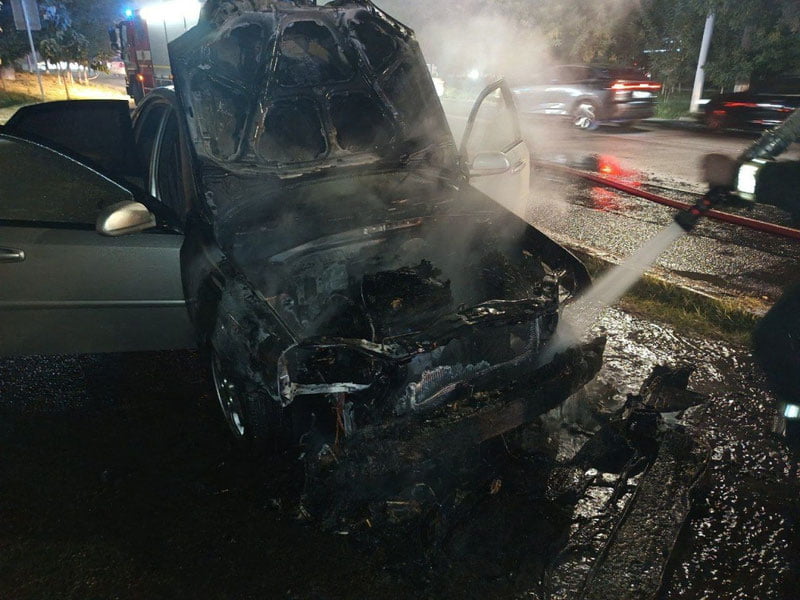 Toshkentda “Lacetti” avtomobili yonib ketdi