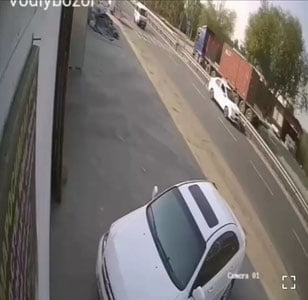 Andijonda “Nexia-3” haydovchisi ikki nafar bolani urib yubordi