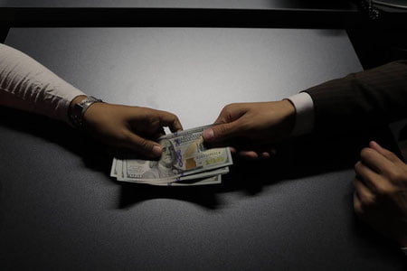 Buxoroda sud tizimi xodimi pora bilan qo‘lga tushdi