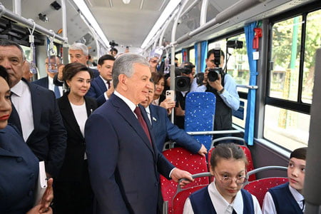 Prezident avtobusda yurib, yo‘lovchilar bilan samimiy suhbatlashdi