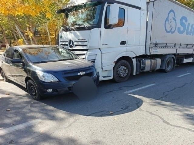 Нукусда юк машинаси Cobalt билан тўқнашиб кетди