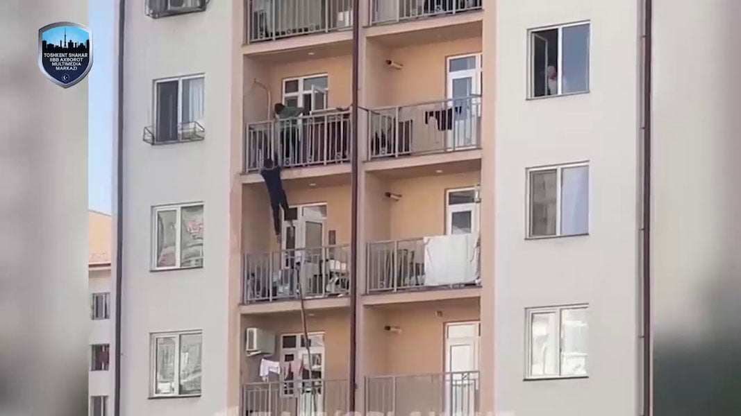 Тошкентда талаба балкондан тушиб кетмоқчи бўлган гўдакни қутқариб қолди