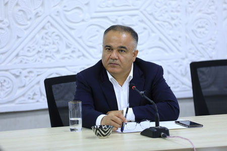 “Халқ кўриб турибди”: Самарқанд ҳокими раҳбарларни пора олмасликка чақирди