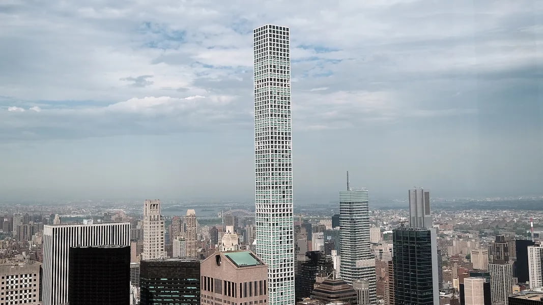 Нью-Йоркдаги ҳашаматли 102 қаватли бино нурай бошлади