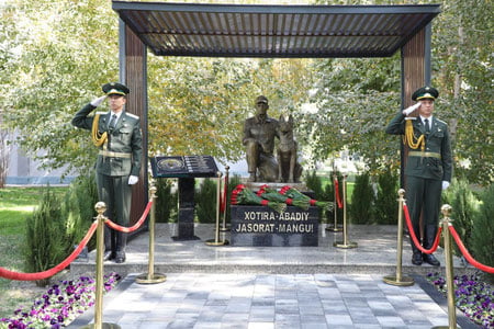 Тошкентда кинолог ва унинг садоқатли хизмат итига ҳайкал қўйилди