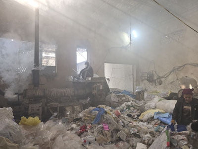 Қўпол қонунбузарлик: Зангиотада корхона пластикларни қайта ишлаш ўрнига ёқиб юбораётгани аниқланди