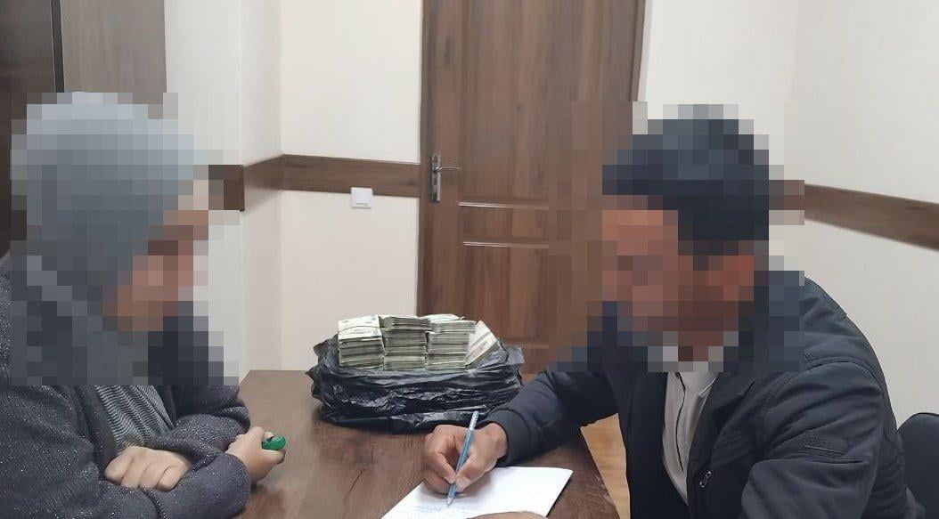 МИБ ўз уйини икки харидорга сотмоқчи бўлган шахсдан моддий зарар ундирди