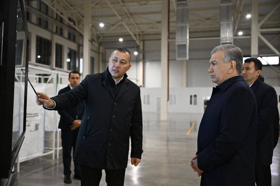 Шавкат Мирзиёев Сирдарёдаги “Invest Asia” корхонасига борди