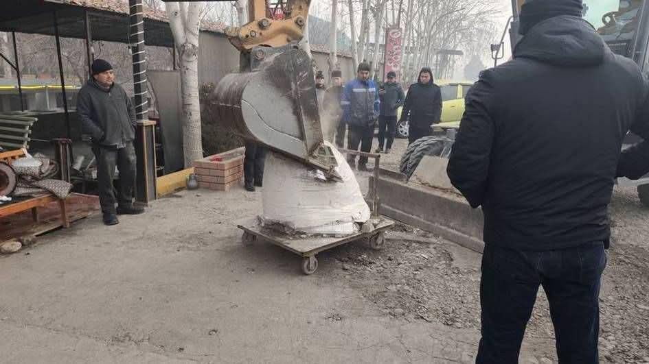 Shahrixonda buzilgan bir tandirning pulini hokimning o‘zi to‘lab berdi