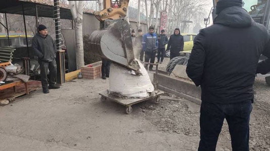 Shahrixonda buzilgan bir tandirning pulini hokimning o‘zi to‘lab berdi