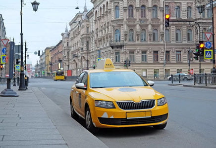 Sankt-Peterburgda migrantlarning taksi va kur’yerlik faoliyatiga qo‘yilgan taqiq 2026-yil oxirigacha uzaytirildi