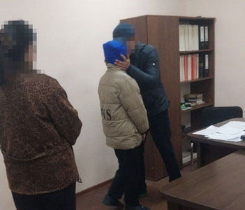 Фарғонада ота ўғлини онасига бермаслик учун ўзини машина тагига ташлади