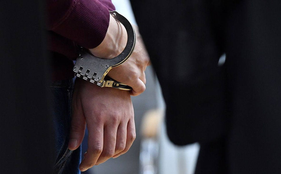 Тошкентда нотаниш аёлнинг белидан ушлаган "KORZINKA" ходими 10 суткага қамалди