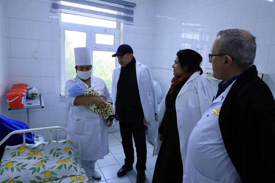 Navoiyda is gazidan zaharlangan oilaning omon qolgan aʼzolarini ko‘rgani hokim bordi
