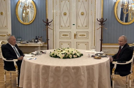 Қозоғистоннинг собиқ президенти Назарбоев Путин билан учрашди. Тафсилотлар нега ёпиқ?
