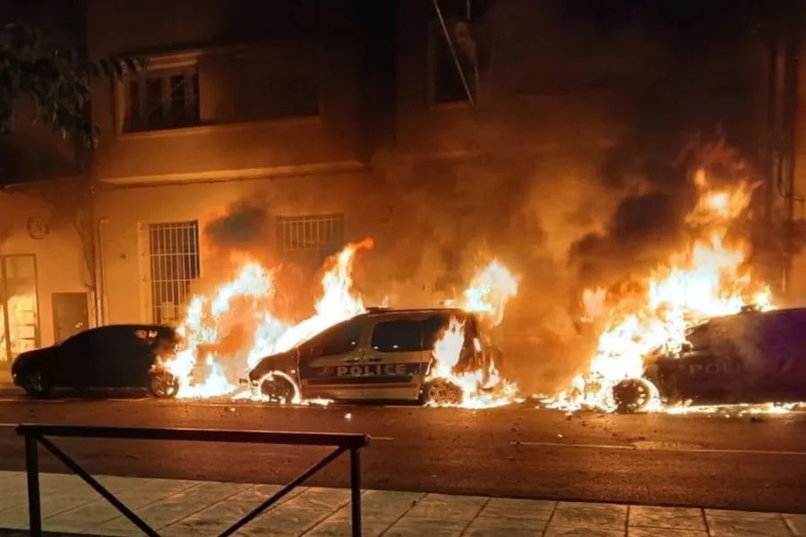 Францияда мингдан ортиқ автомобиль ёқиб юборилди