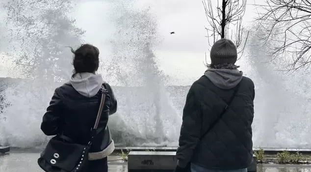 Istanbulda kuchli bo‘ron kuzatildi: barcha parom qatnovlari bekor qilindi