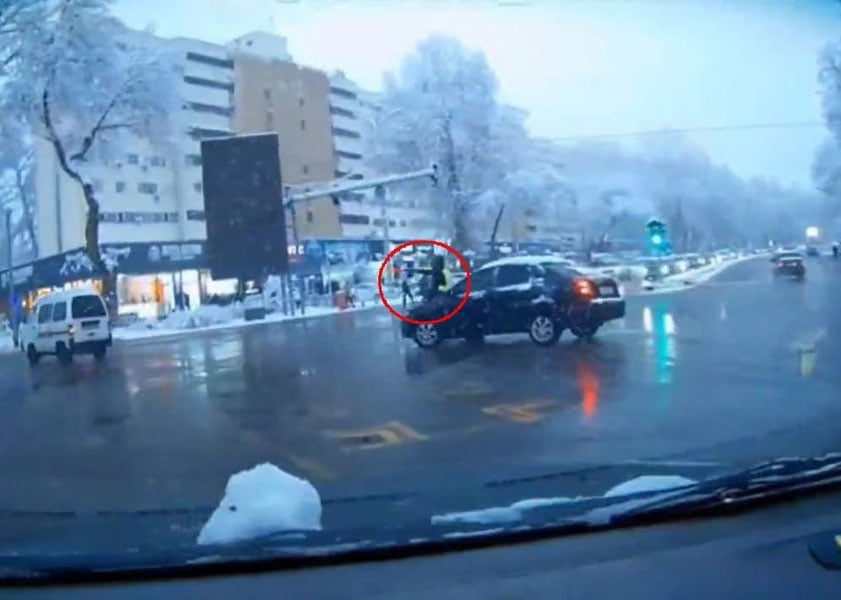 Тошкентда ЙПХ инспекторини автомобиль уриб кетди