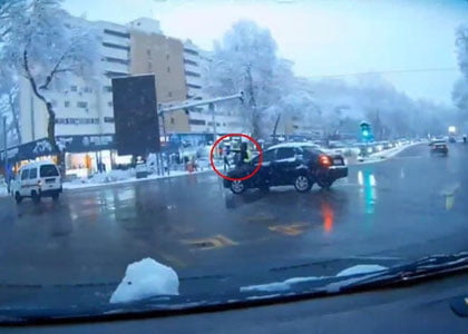Тошкентда ЙПХ инспекторини автомобиль уриб кетди
