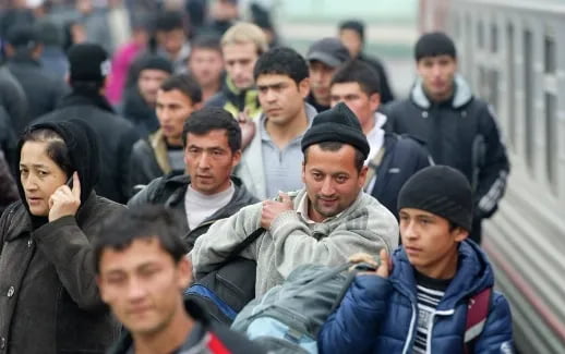 Россияда мигрантларнинг иш жойини биринчи йилда ўзгартиришига чеклов киритилиши мумкин