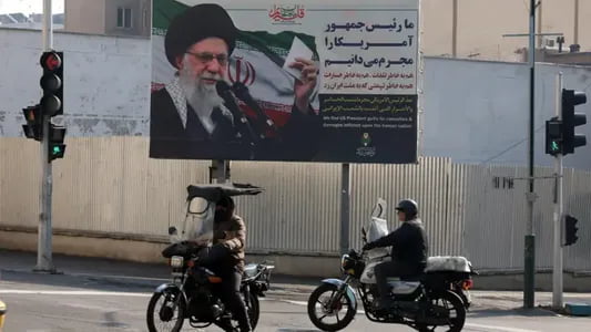 “Вақт тугаб бормоқда”: АҚШ кейинги 48 соат ичида Эронга зарба бериши мумкин