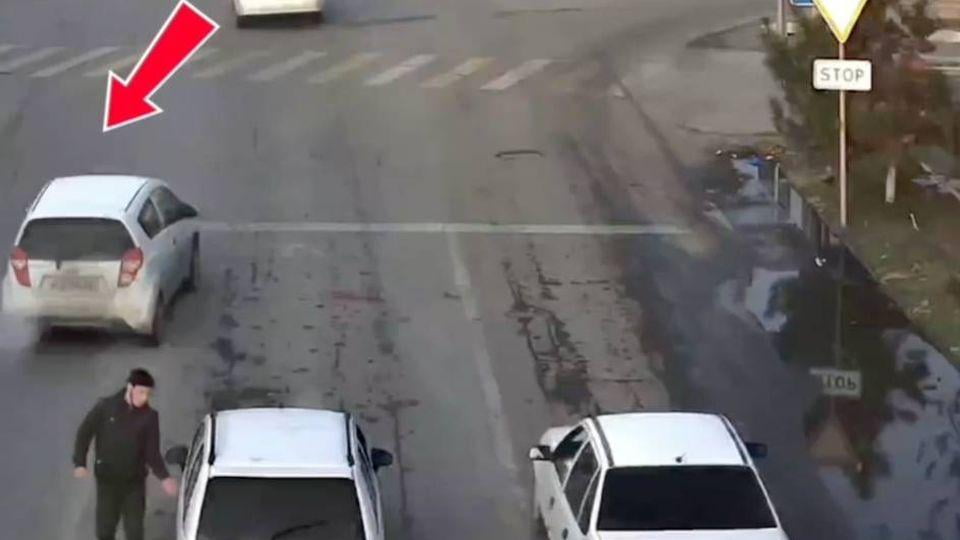 Андижонда йўл ўртасида саломлашган ҳайдовчилар бошқа автомобиль жаримага тортилишига сабаб бўлди